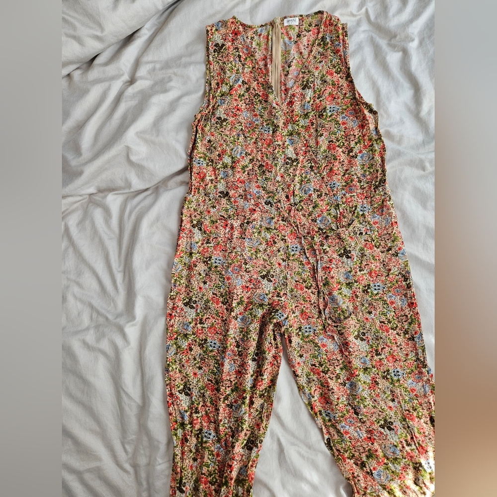 Floral patterned ankle-legnth jumpsuit